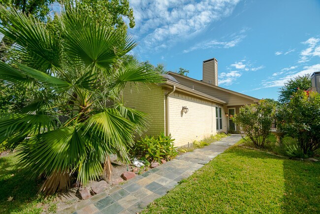 Photo - Beautifully Crafted 2-2-2 Duplex in Addison. Granite Counters! Fridge Included! House