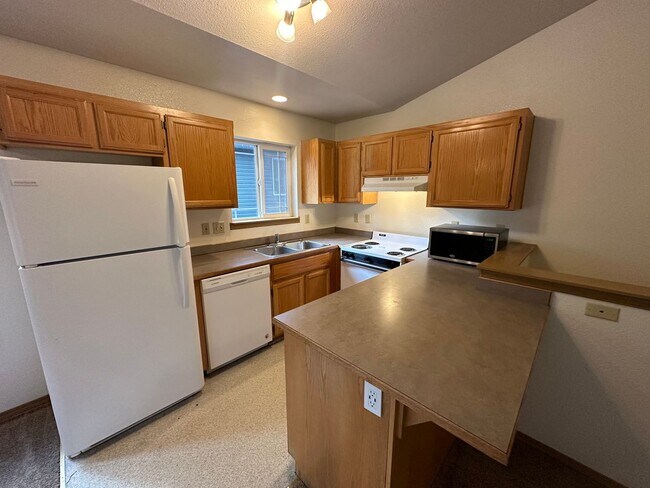 Foto del edificio - Westside 3 Bdrm, 2 Bath Townhouse close to COCC!  All Appliances, Washer/dryer hookups, Single ga...