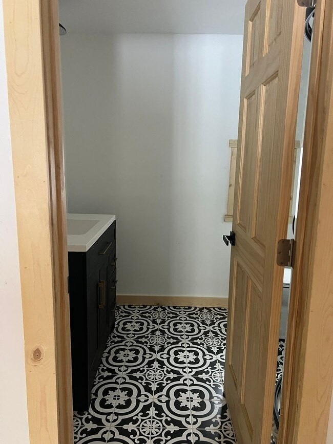 Building Photo - Secluded Creekside One Bedroom