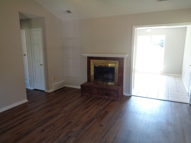 Foto del edificio - 6120 Somerset Dr