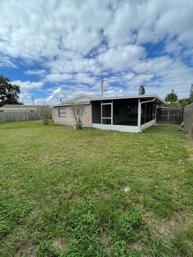 Foto del edificio - Nice Family Home is NE Palm Bay