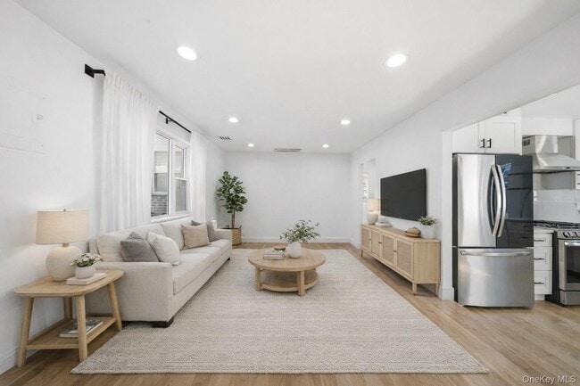 Building Photo - 68-21 Cloverdale Ln