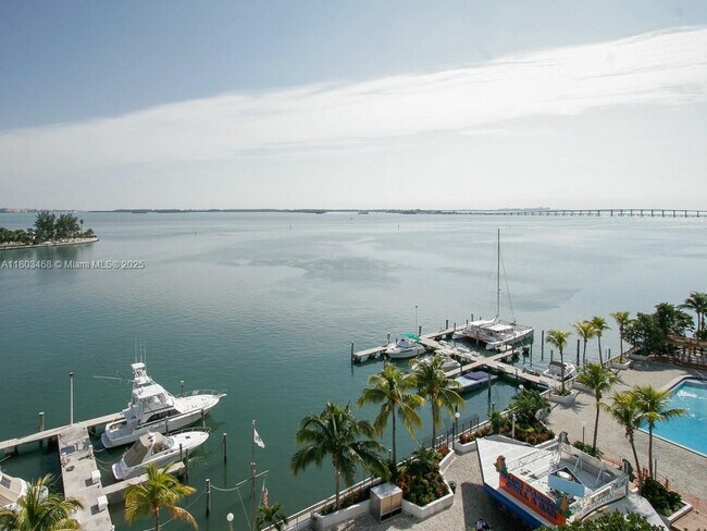 Foto del edificio - 905 Brickell Bay Dr