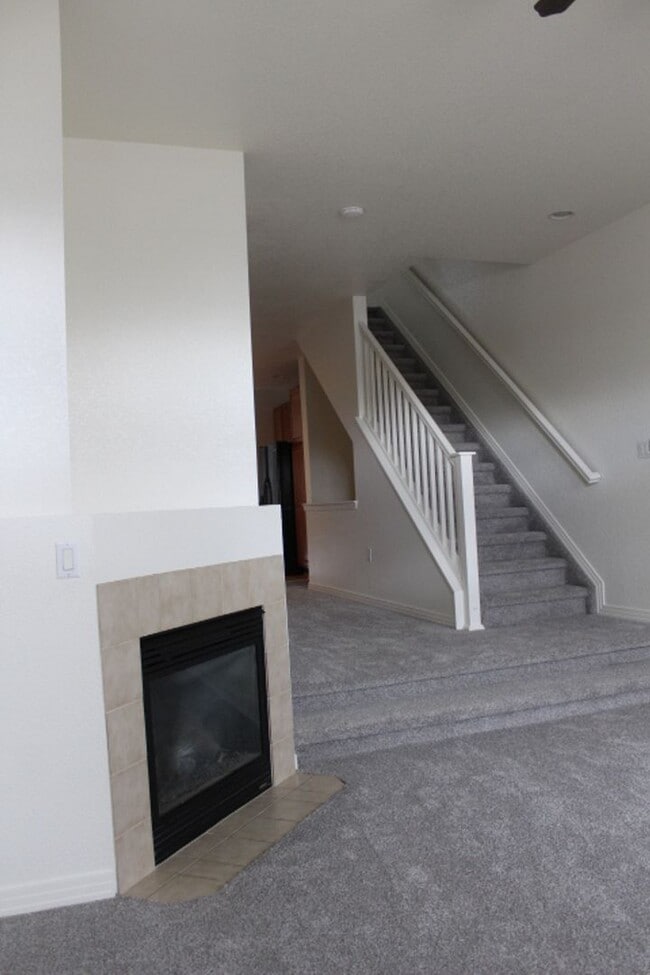 Building Photo - Beautiful 3 BR/3 1/2 BA Townhouse in Stonegate!!