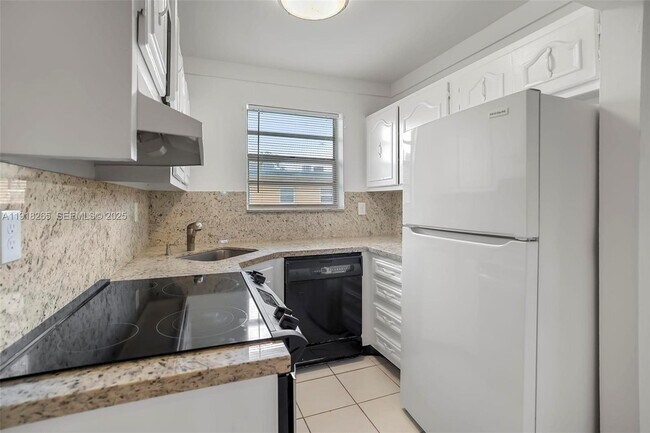 Foto del edificio - 1975 NE 135th St