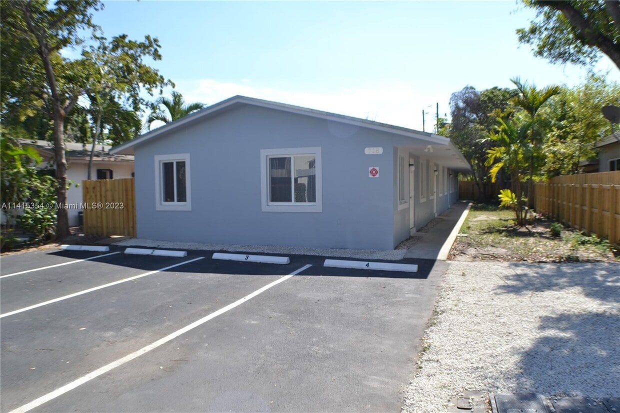 718 SE 13th St Unit 3, Fort Lauderdale, FL 33316 Room for Rent in