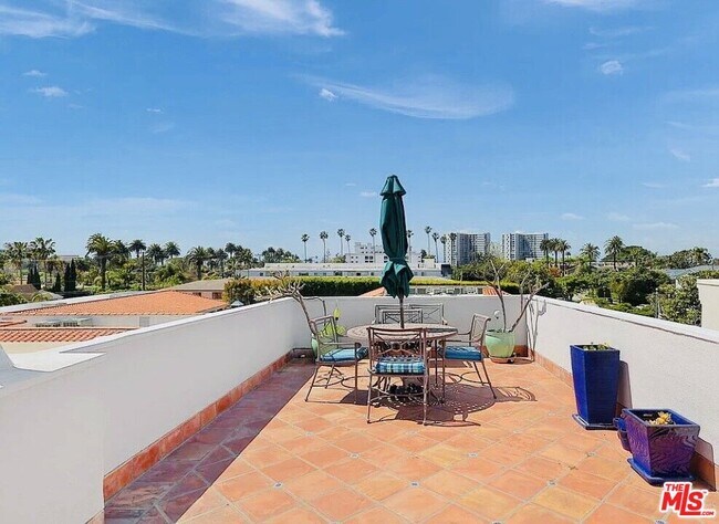 Foto del edificio - 446 San Vicente Blvd