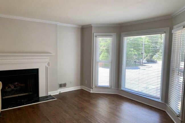 Building Photo - 831 Clairemont Ave