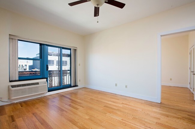 Building Photo - 208 Grand St