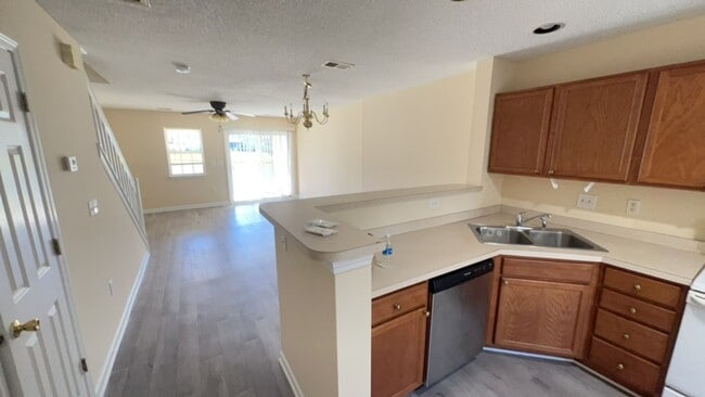 Building Photo - 2 BEDROOM TOWNHOME IN GATED COMMUNITY!