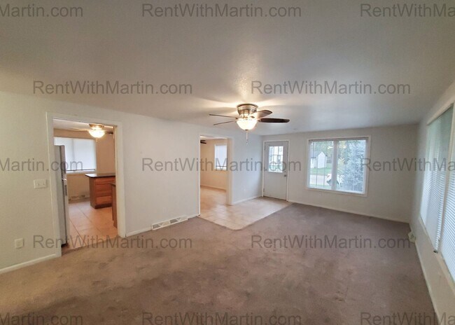 Foto del edificio - 3 Bedroom, 2 Bath & Main floor laundry- 6t...