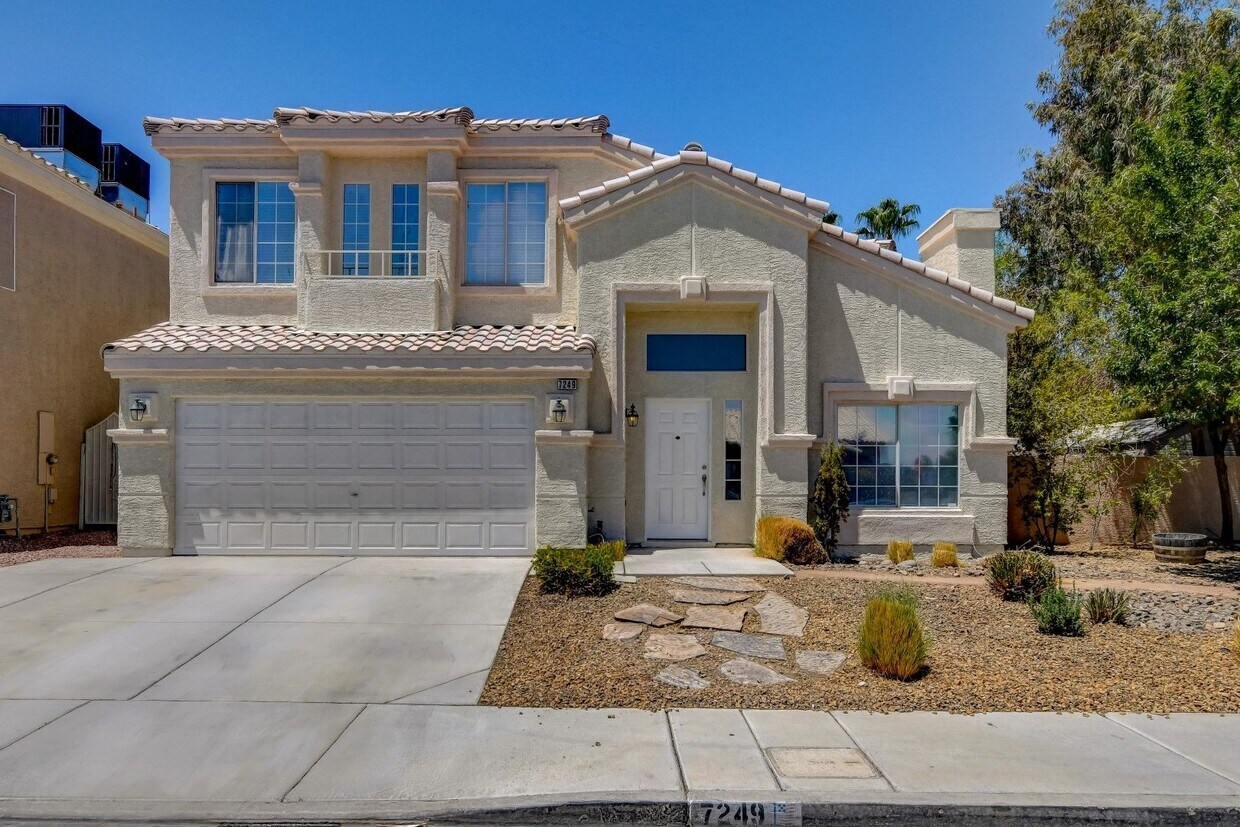Foto principal - Beautiful 4 Bedroom, 2 Story Home in Corne...