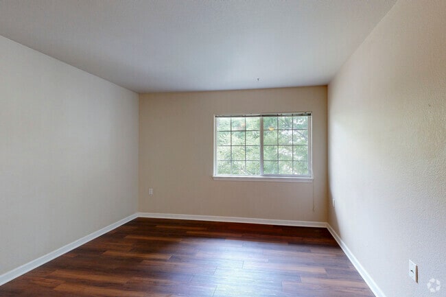 1BR, 1BA - 543SF - Living Room - Pinewood Lodge