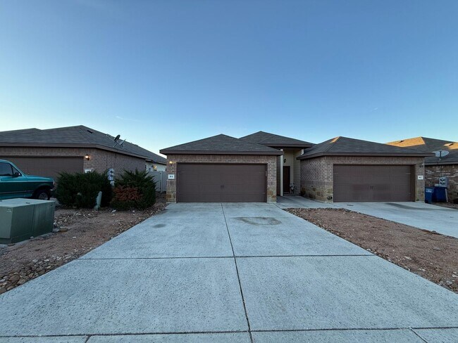 Foto del edificio - Modern 3bd 2ba Duplex in Prime Location