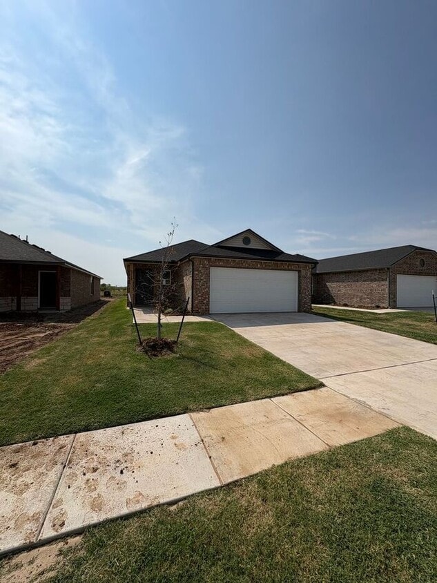PRE-LEASING NOW! | Comfortable & Stylish 3 Bedroom, 2 Bathroom Home in Yukon - PRE-LEASING NOW! | Comfortable & Stylish 3 Bedroom, 2 Bathroom Home in Yukon
