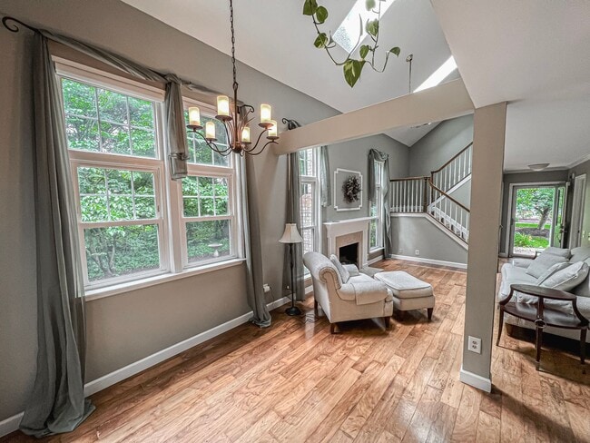 Foto del edificio - Bright And Relaxing 2 Bed 2 Bath Partially Furnished Home in Beautiful Franklin Farm Foundation