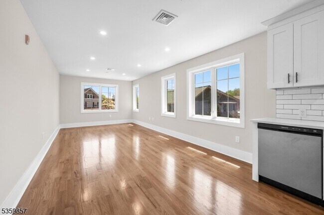 Foto del edificio - 162 Closter Dock Rd