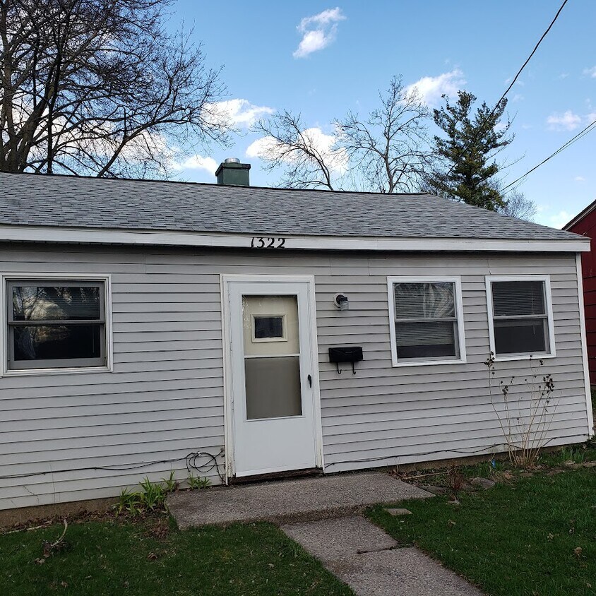 1326 Roselawn Ave, Lansing, MI 48915 House for Rent in Lansing, MI