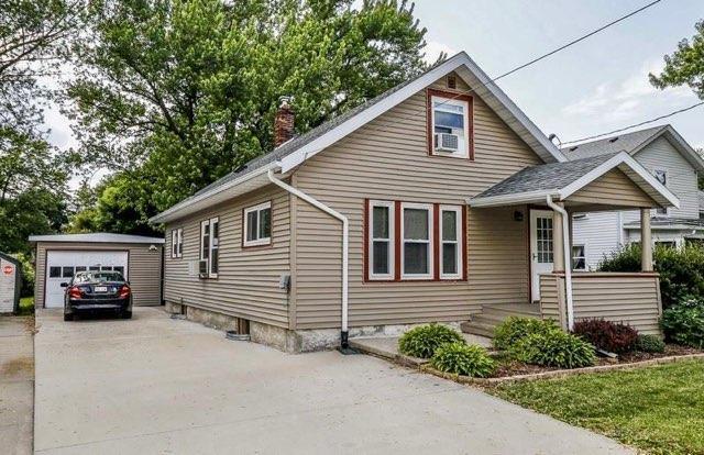 Exterior Driveway/Garage - 123 S Clear Lake Ave