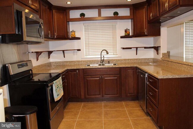 Foto del edificio - 6031 Rosedale Dr