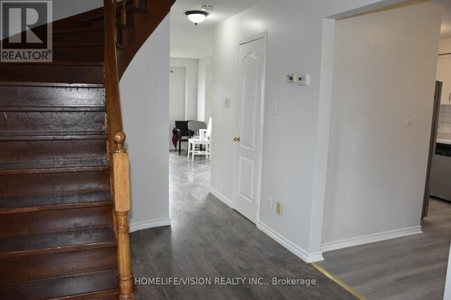 Building Photo - 307 Bristol Crescent