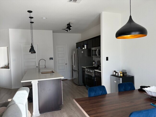 Building Photo - 1620 Bryant Dr