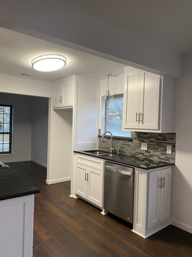 Granite countertops with new stainless dishwasher - 510 Ridgegate Dr
