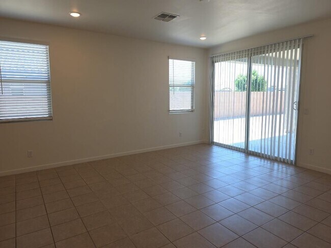 Foto del edificio - 18085 W Elm St