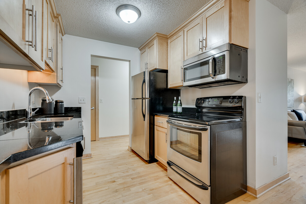 Foto principal - 311 Kenwood Apartments | Spacious 1-Bedroo...