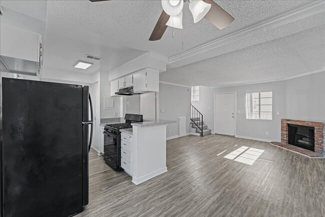 Building Photo - 18547 Saticoy St