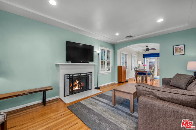 Foto del edificio - 8207 Stewart Ave