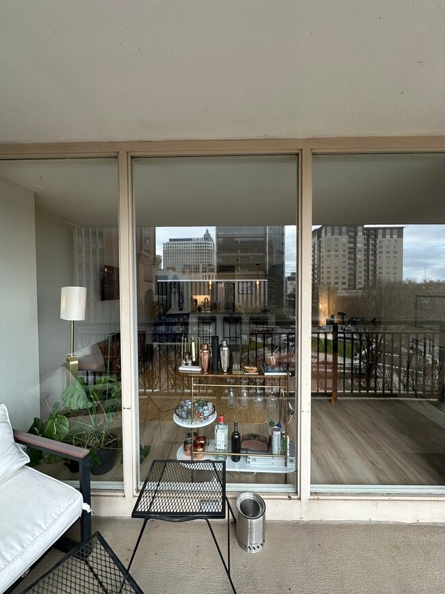 Ventanas de piso a techo - 620 Peachtree St NE