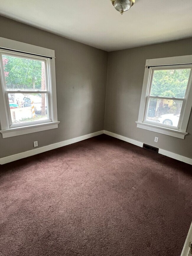 Building Photo - Beautiful 2 bedroom 1 bath with full basememt