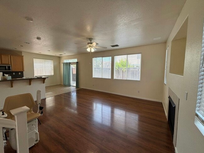 Building Photo - 301 Dragonfly Cir