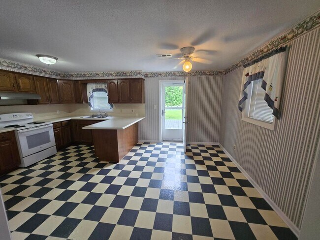 Foto del edificio - **Charming 3-Bed, 2-Bath Duplex Apartment with Spacious Garage and Large Back Porch**