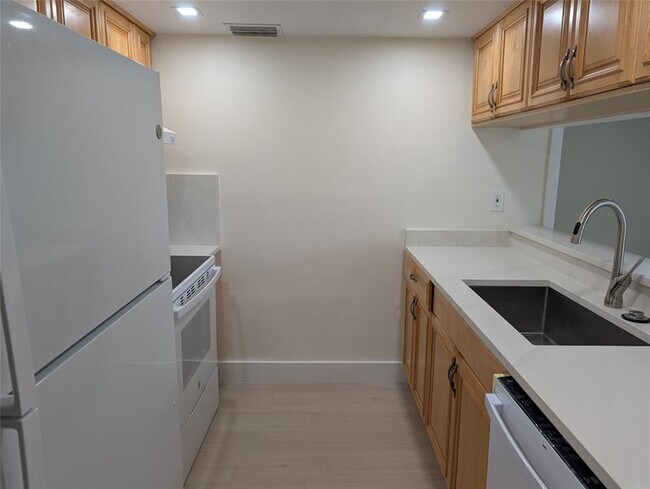 Foto del edificio - 6040 Shaker Wood Cir