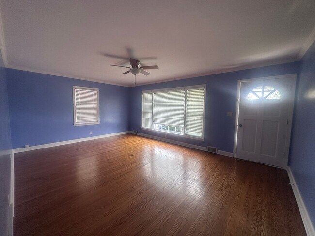 Foto del edificio - Hikes Point 3+ bedroom home with finished basement and garage