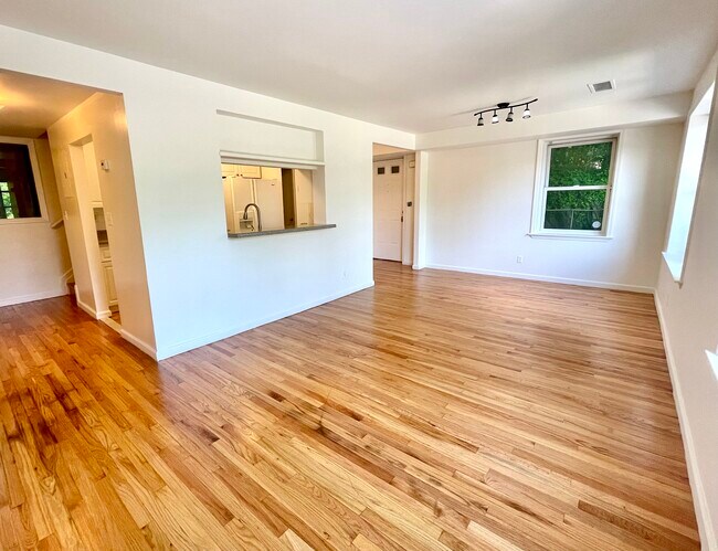 Building Photo - 3251 Riverdale Ave