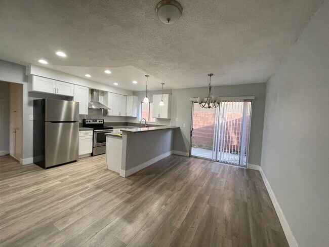 Dining area opens to outdoor space - 810 Edgewood St