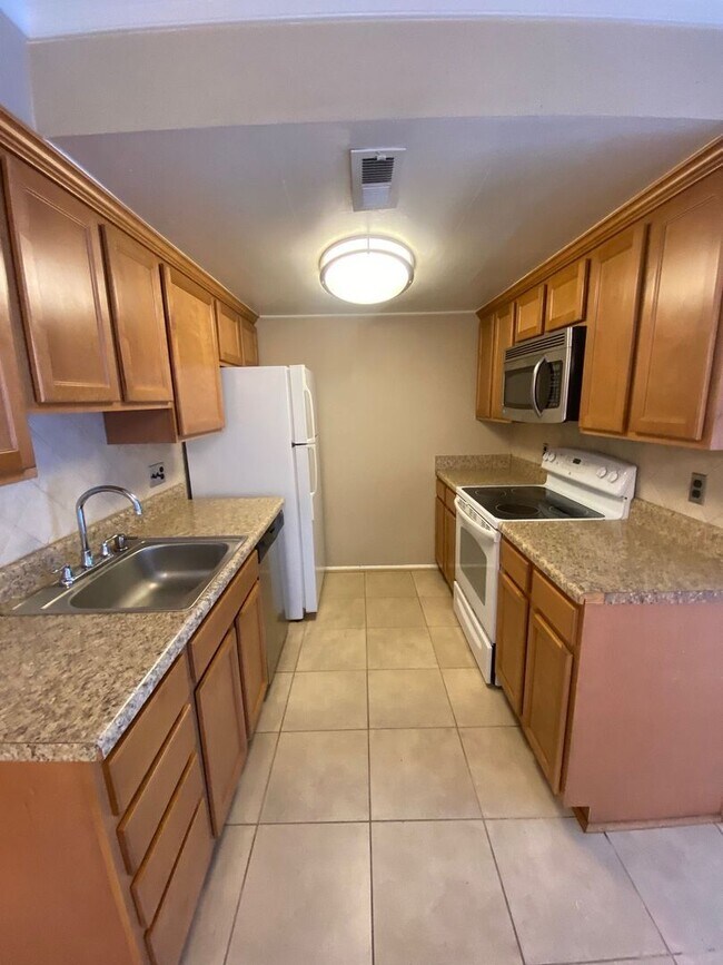 Building Photo - 2 Bedroom 1.5 Bath Townhome