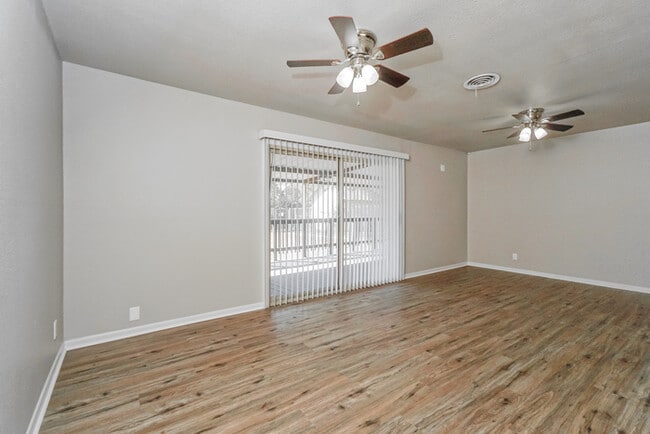 Building Photo - 906 Olney Dr