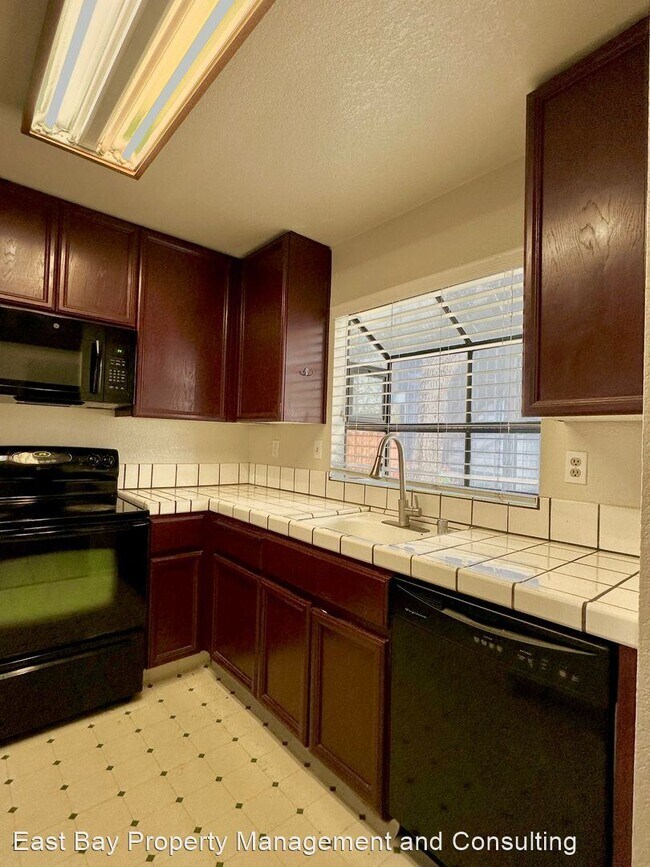 Building Photo - 3 br, 2.5 bath House - 36913 Newark Blvd. ...