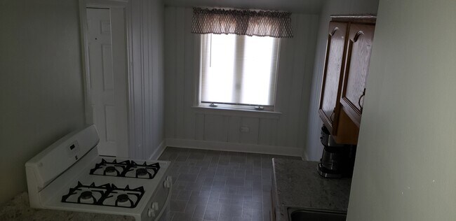 Eat In Kitchen for those fun times around the dinner table. - 568 Tipton Ave
