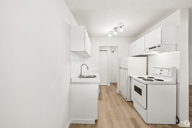1 chambre, 1 salle de bain - 694 pi² - Cuisine - Pinetree Apartments