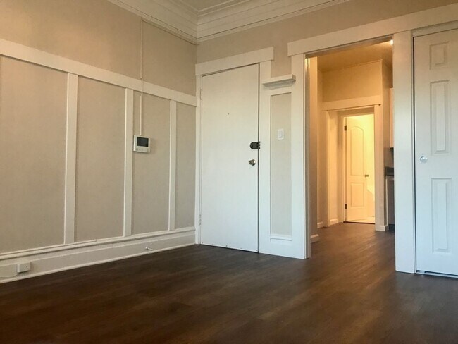 Building Photo - REMODELED! DISHWASHER! LAUNDRY ON-SITE! HA...