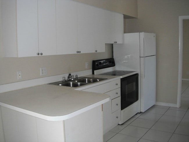 Kitchen - 1628 S Dixie Hwy