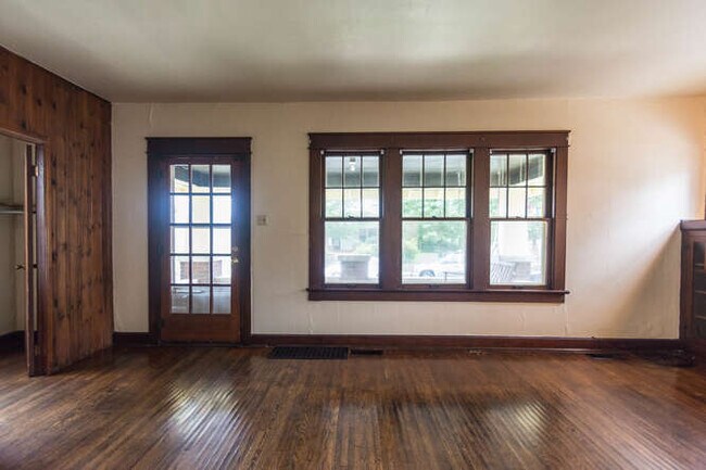 ¡Mucha luz natural! Sala de estar espaciosa. - 505 S Washington St
