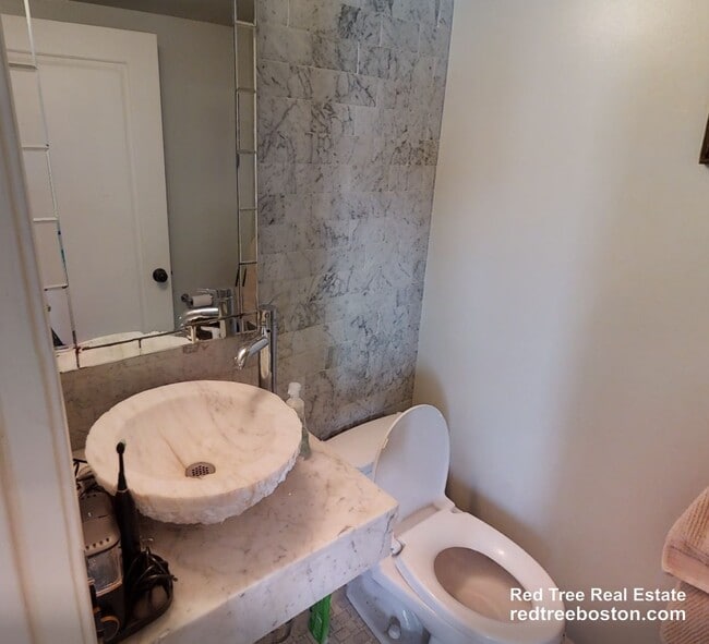 Building Photo - 329 W 4th St