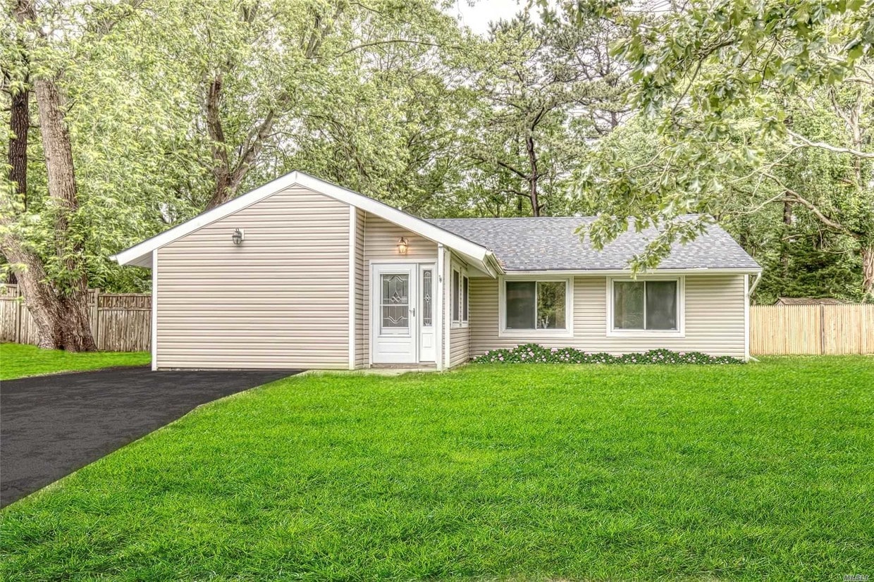 10 Halston Ln, Coram, NY 11727 House for Rent in Coram, NY