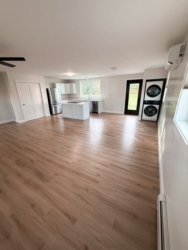 Building Photo - 959 W River Rd